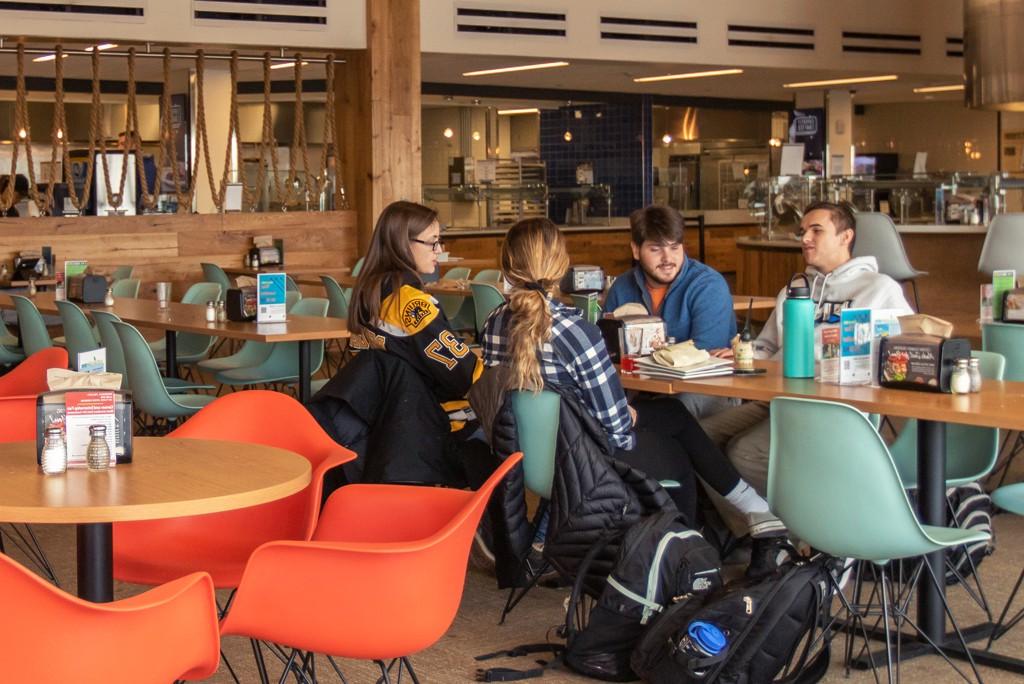 学生在里皮奇公共大楼三楼的用餐区用餐