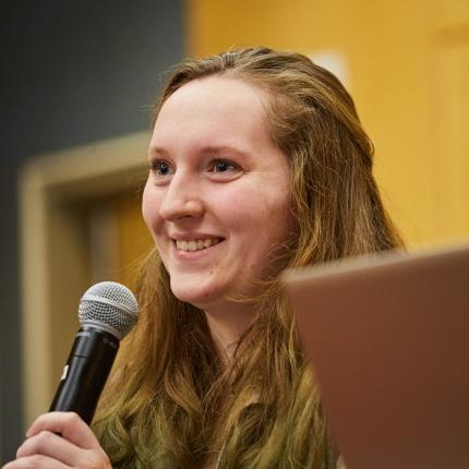 A student asks a question during a 全球人文中心 lecture