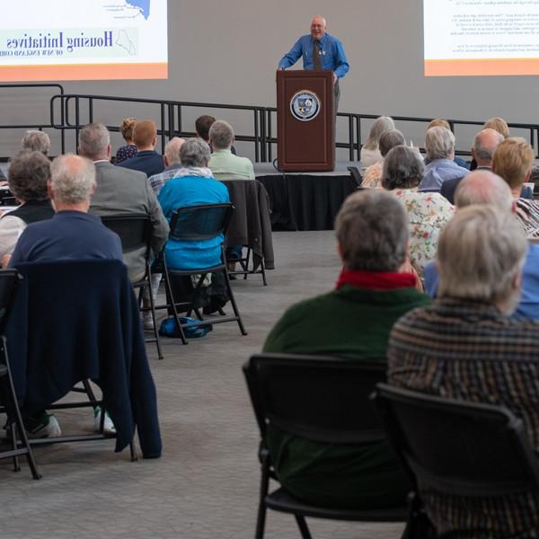 Tom Meuser speaks to an audience at a Legacy Scholars Breakfast for the Center of Excellence in Aging and 健康