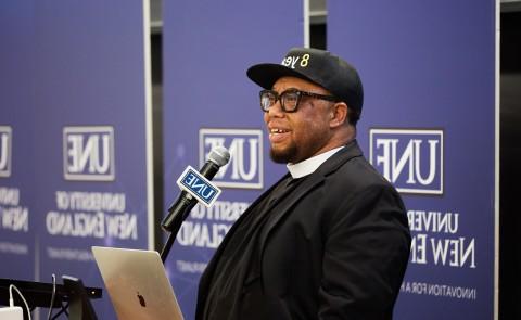 Rev. Lennox Yearwood, Hip Hop Caucus的创始人，也是新墨西哥州气候与正义一夜讲座的主讲人