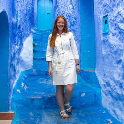 Rebecca Kryceski st和s in the blue city of Chefchaouen